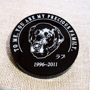 ラブの石彫エンブレム