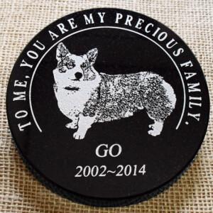 GOの石彫エンブレム