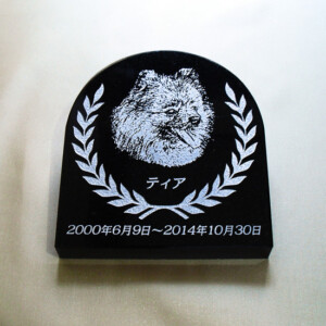 ティアの石彫エンブレム