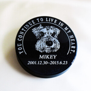 MIKEYの石彫エンブレム