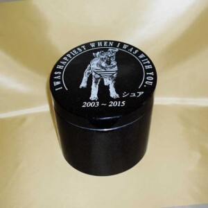 シュアの石彫エンブレム