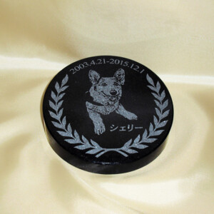 シェリーの石彫エンブレム