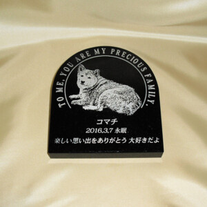 コマチの石彫エンブレム