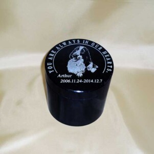 Arthurの石彫エンブレム