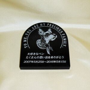 ベンの石彫エンブレム2