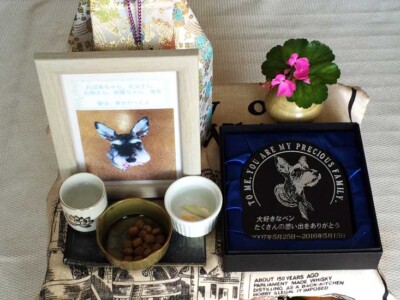 ベンの石彫エンブレム