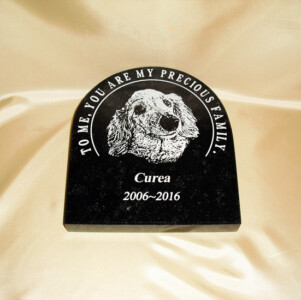 クレアの石彫エンブレム