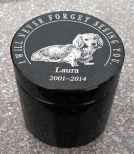 Lauraの石彫エンブレム