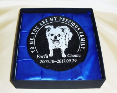 チョムの石彫エンブレム