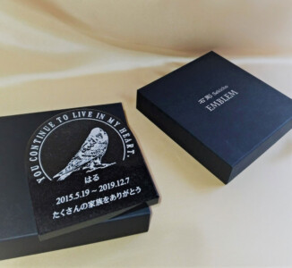 はるの石彫エンブレム