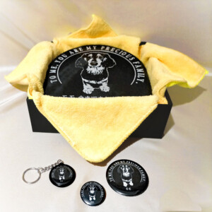 モモの石彫エンブレム&オリジナル缶バッジ