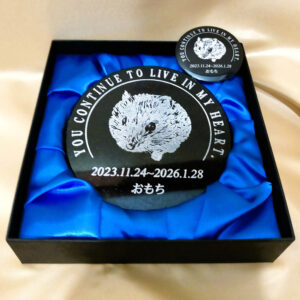 おもちの石彫エンブレム&オリジナル缶バッジ